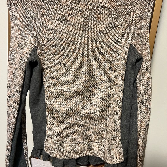 Crew Neck sweater! Size medium but runs like a small - Picture 5 of 7